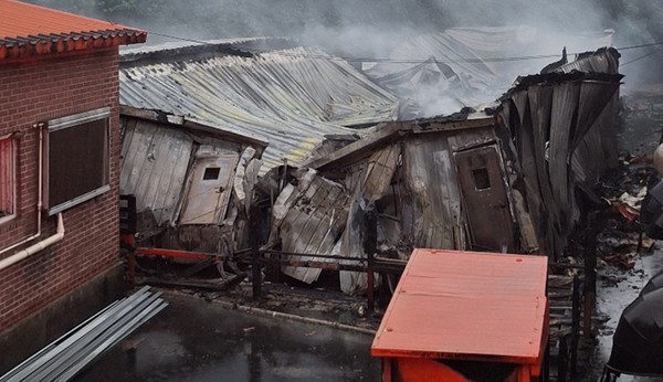 경북 영덕군 병곡면 한 돼지 논장에서 화재가 발생해 7개 동이 불에 탔다. 경북소방본부 제공