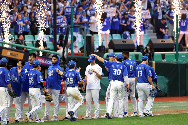 삼성 선수들이 SSG와의 준PO 1차전서 이긴 후 승리를 자축하고 있다. 삼성라이온즈 제공
