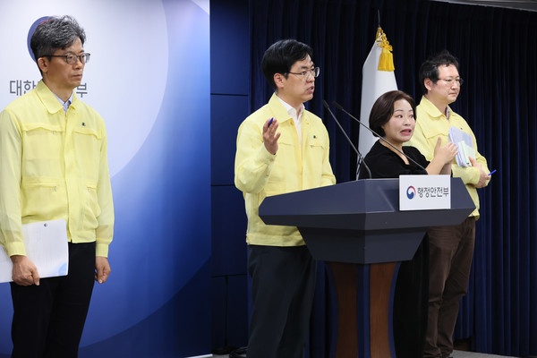 김민재 중앙재난안전대책본부 제1차장(행정안전부 차관)이 13일 서울 종로구 정부서울청사에서 국가정보자원관리원 행정정보시스템 화재 관련 중앙재난안전대책본부 브리핑을 하고 있다. 연합뉴스