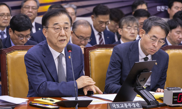 김윤덕 국토교통부 장관이 13일 국회에서 열린 2025년도 국토교통위원회 국정감사에 출석해 의원 질의에 답하고 있다. 연합뉴스