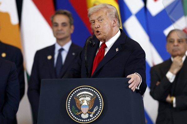 13일(현지시간) 도널드 트럼프 미국 대통령이 이집트 샤름엘셰이크에서 열린 가자 평화 정상회의에서 성명을 발표하고 있다. AFP 연합뉴스