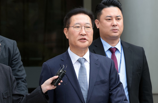 윤석열 전 대통령의 12·3 비상계엄 선포를 방조·가담한 혐의를 받는 박성재 전 법무부 장관이 14일 구속 전 피의자 심문(영장실질심사)을 마치고 서울 서초구 서울중앙지방법원을 나서고 있다. 연합뉴스