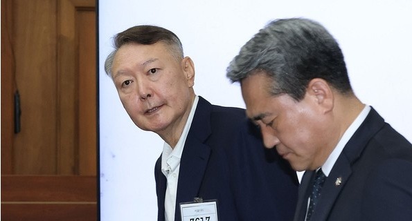 윤석열 전 대통령이 26일 서울 서초구 서울중앙지법에서 열린 특수공무집행방해 혐의 등 사건의 1차 공판에 출석하고 있다. 연합뉴스