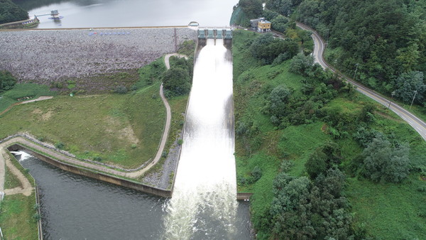 지난 9월 12일 저수율이 11.5%까지 떨어져 맨바닥을 드러냈던 강원 강릉시 주요 상수원인 오봉저수지가 14일 오후 4시 저수율 87.8%를 기록한 가운데 지난 7일 이후 방류가 계속되고 있다. 연합뉴스