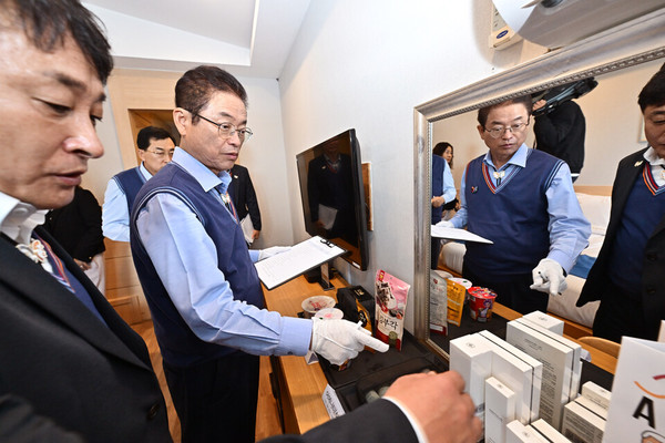 이철우 경북도지사가 15일 APEC 정상회의 숙소인 베니키아 스위스 로젠호텔 객실을 점검하고 있다. 경북도 제공