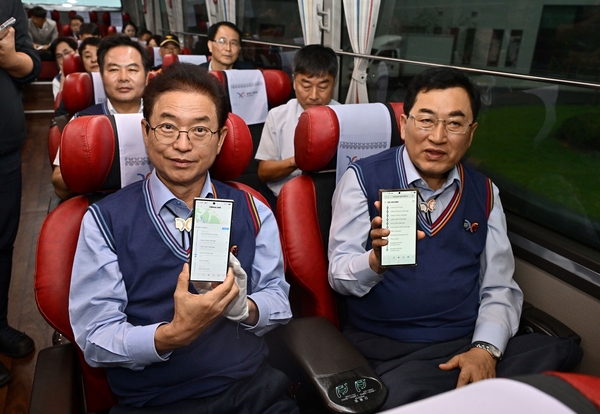 이철우 경북지사와 주낙영 경주시장, 김학홍 부지사 등이 APEC 정상회의 셔틀버스를 타고 QR코드를 활용한 버스 노선도를 확인하고 있다. 경북도 제공