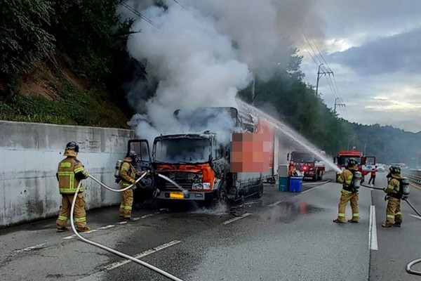 15일 오후 경북 포항시 남구 연일읍 한 도로에서 달리던 5t 트럭에 원인 불명의 화재가 발생해 소방대원들이 진화작업을 벌이고 있다. 경북소방본부 제공