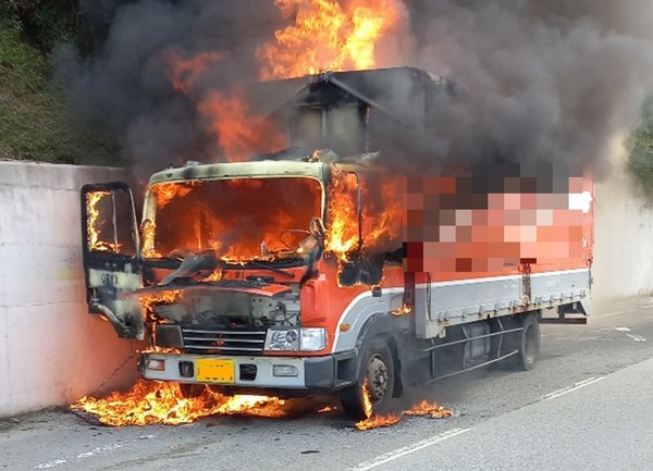 15일 오후 경북 포항시 남구 연일읍 한 도로에서 달리던 5t 트럭에 원인 불명의 화재가 발생해 차량 전체가 불에 타고 있다. 경북소방본부 제공