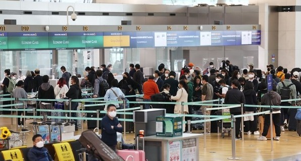 여행객들로 붐비고 있는 인천공항 입국장. 연합뉴스