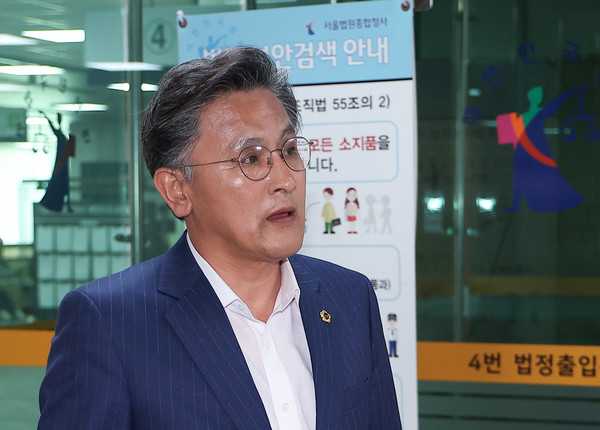 건설업자로부터 금품을 수수한 혐의를 받는 박성만 경북도의회 의장이 30일 구속 전 피의자 심문(영장실질심사)에 출석하기 위해 서울 서초구 서울중앙지방법원으로 향하고 있다. 연합뉴스