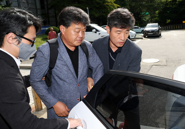 건진법사 전성배씨에게 국민의힘 공천을 청탁한 혐의를 받는 박창욱 경북도의원(당시 후보자)이 지난달 15일 서울중앙지법에서 구속 전 피의자 심문(영장실질심사)을 마치고 법원을 나서고 있다. 연합뉴스