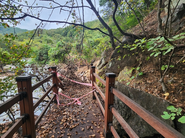 영주시 순흥면 배점리 죽계계곡에 탐방로로 설치된 테크가 산사태로 인해 유실·훼손돼 있다. 강성만 기자