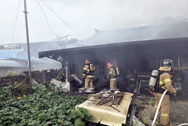 26일 오전 11시40분쯤 문경시 영순면 오룡리의 단독주택에서 화재가 발생했다. 경북소방본부 제공