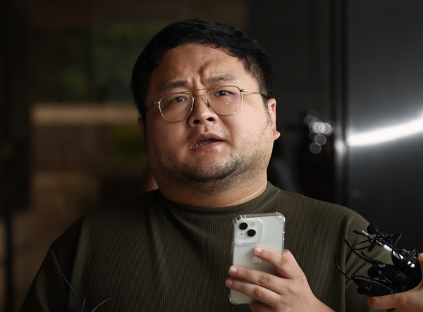 검찰이 유튜버 쯔양의 과거 이력을 폭로하겠다고 협박한 혐의를 받은 유튜버들에 대한 수사에 착수한 가운데 당사자 중 하나인 유튜버 구제역(이준희)이 지난해 7월 오후 서초구 서울중앙지검으로 자진 출석하며 입장을 밝히고 있다. 연합뉴스