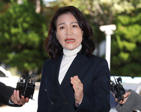 공직선거법 위반 등 혐의를 받는 이진숙 전 방송통신위원장이 27일 서울 영등포경찰서에 조사를 받기 위해 출석하고 있다. 연합뉴스