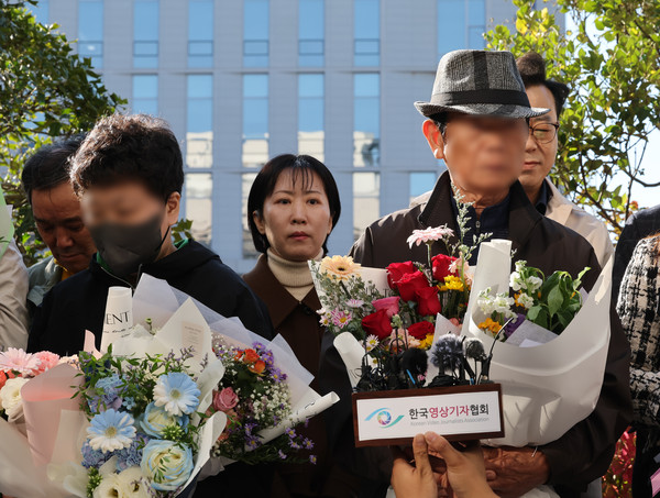 28일 오후 광주 동구 광주고등법원 앞에서 청산가리 막걸리 사건의 피고인 부녀가 사건 발생 16년 만에 재심에서 무죄를 선고받고 기자회견을 하고 있다. 연합뉴스
