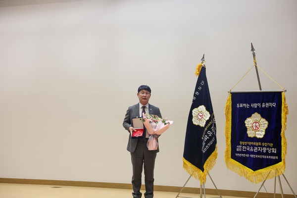 ▲ ‘2025 지방자치 의정대상’ 에서 영주시의회 손성호 의원이 수상후 기념촬영을 하고있다. 손성호 의원제공