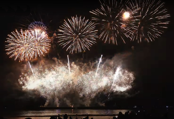 29일 오후 포항 영일대해수욕장에서 열린 2025 경주 APEC 개막 축하 행사에서 화려한 드론·불꽃쇼가 펼쳐지고 있다. 김희동 기자