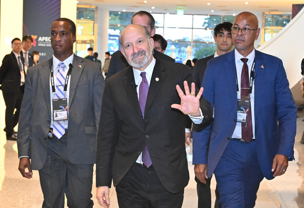 하워드 러트닉 미국 상무부 장관이 29일 경북 경주예술의전당에서 열린 아시아태평양경제협력체(APEC) 정상회의 최고경영자(CEO) 서밋(Summit) 한미 비즈니스 라운드 테이블 행사에 참석하고 있다. 연합뉴스