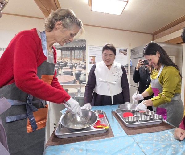 2025 APEC 정상회의 참석차 방한한 캐나다 총리 부인과 대사부인 등 일행이 30일 경주교촌한옥마을 미경전통식문화연구소에서 장담그기 체험을 하고 있다.