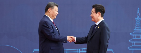 이재명 대통령이 31일 경주화백컨벤션센터(HICO)에서 열린 2025 아시아태평양경제협력체(APEC) 정상회의에 참석한 시진핑 중국 국가주석을 맞이하고 있다. 연합뉴스