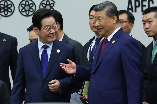 이재명 대통령이 31일 경주화백컨벤션센터(HICO)에서 열린 2025 아시아태평양경제협력체(APEC) 정상회의 제1세션에서 시진핑 중국 국가주석과 대화하고 있다.  연합뉴스