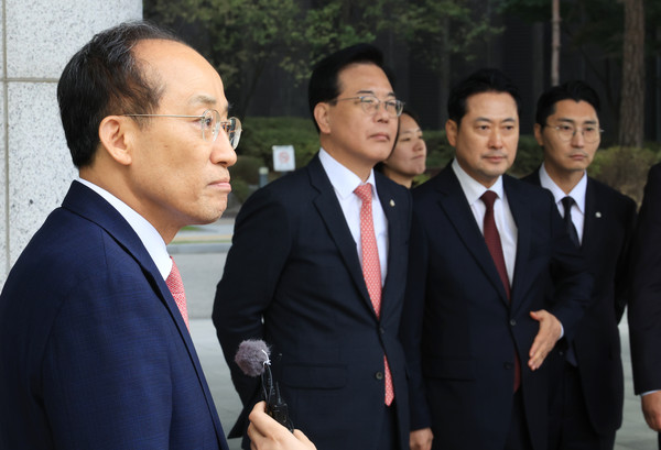 국민의힘 추경호 전 원내대표가 31일 서울 서초구 서울고검에 마련된 조은석 내란특별검사팀 사무실에서 조사를 마치고 장동혁 대표, 송언석 원내대표 등의 마중을 받으며 나와 기자의 질문에 답하고 있다. 연합뉴스