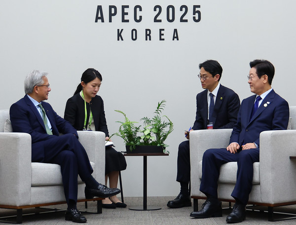 이재명 대통령이 31일 APEC 정상회의장인 경주화백컨벤션센터에서 젠슨 황 엔비디아 최고경영자를 접견하고 있다. 연합뉴스