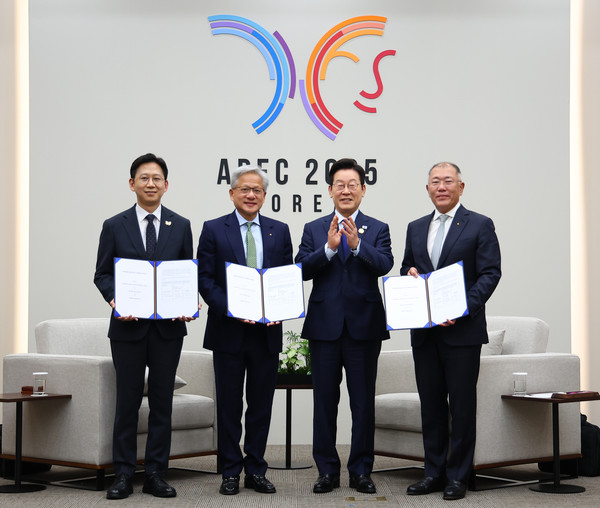 이재명 대통령이 31일 APEC 정상회의장인 경주화백컨벤션센터에서 젠슨 황 엔비디아 최고경영자(CEO) 접견 전 과학기술정보통신부와 현대차, 엔비디아의 국내 피지컬 AI 역량 고도화 협약 관련 기념촬영을 하고 있다.왼쪽부터 배경훈 과학기술정보통신부 장관, 젠슨 황 엔비디아 최고경영자(CEO), 이 대통령, 정의선 현대차그룹 회장. 연합뉴스