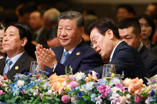 이재명 대통령과 시진핑 중국 국가주석이 31일 경북 경주시 라한셀렉트호텔에서 열린 2025 아시아태평양경제협력체(APEC) 정상회의 갈라만찬에서 손뼉 치고 있다. 연합뉴스