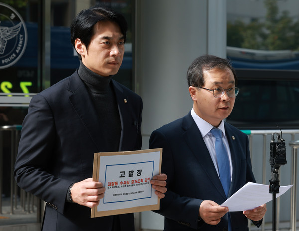 한준호 더불어민주당 정치검찰조작기소대응특위 위원장과 이건태 부위원장이 24일 서울 서대문구 경찰청 국가수사본부 앞에서 발언하고 있다. 이날 이들은 대장동 수사팀을 사건 관련 증거 위변조 죄 등 혐의로 고발했다. 연합뉴스