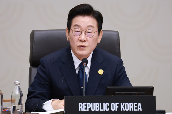 이재명 대통령이 1일 경주화백컨벤션센터(HICO)에서 열린 2025 아시아태평양경제협력체(APEC) 정상회의 의장국 인계식에서 발언하고 있다.  연합뉴스