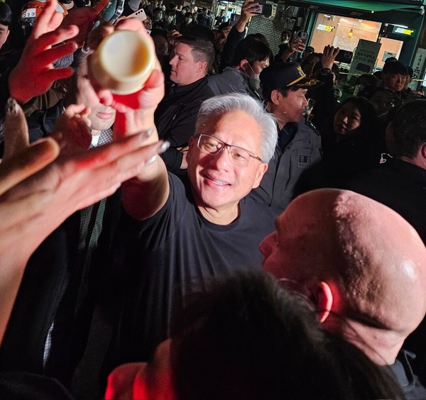 엔비디아 CEO 젠슨 황이 시민들에게 빙그레 바나나맛 우유를 나눠주고 있다. X 갈무리 제공