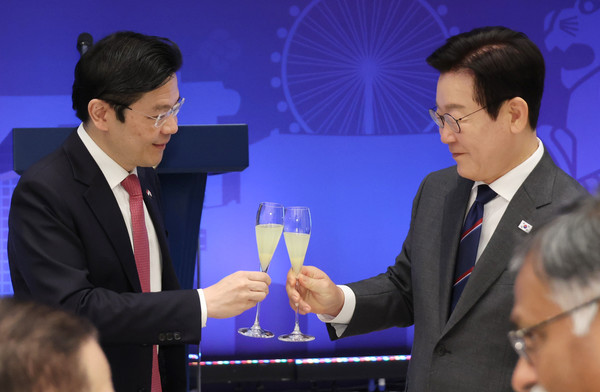 이재명 대통령과 로런스 웡 싱가포르 총리가 2일 용산 대통령실에서 열린 공식오찬에서 건배하고 있다. 연합뉴스