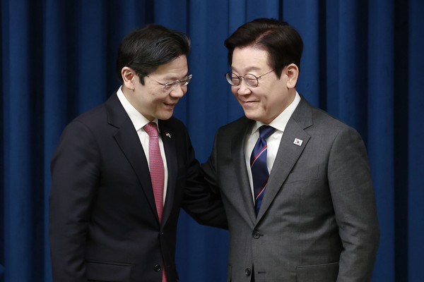 이재명 대통령과 로런스 웡 싱가포르 총리가 2일 용산 대통령실에서 공동언론 발표를 마친 뒤 인사하고 있다. 연합뉴스