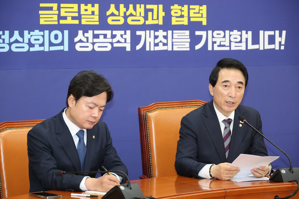 더불어민주당 박수현 수석대변인이 2일 서울 여의도 국회에서 기자간담회를 하고 있다. 연합뉴스