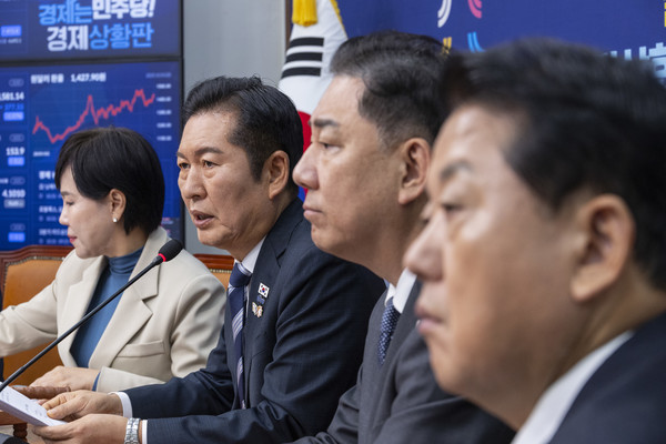 더불어민주당 정청래 대표가 31일 국회에서 열린 더불어민주당 최고위원회의에서 한미정상회담 성과와 APEC 성공적 개최 관련 발언하고 있다. 연합뉴스