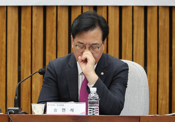 2일 서울 여의도 국회에서 열린 국민의힘-서울ㆍ인천ㆍ경기ㆍ강원 지역민생 예산정책협의회에서 국민의힘 송언석 원내대표가 생각에 잠겨 있다. 연합뉴스