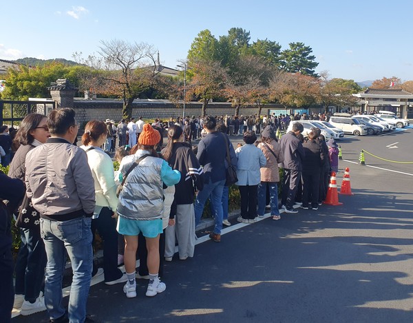 국내에서 발견된 신라금관 6점을 모두 모은 특별전 '신라금관, 권력과 위신' 일반 관람이 시작된 2일 국립경주박물관에 관람객들이 대기하고 있다. 연합뉴스