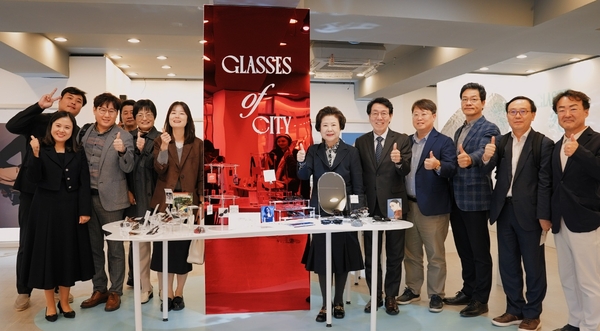 ▲ 대구보건대가 RISE사업 일환으로 MZ세대와 전통산업을 잇는 팝업스토어를 진행 후 기념촬영을 하고 있다. 대구보건대 제공