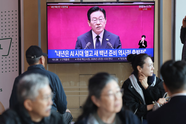 4일 서울역 대합실에서 시민들이 이재명 대통령의 내년도 정부 예산안 관련 시정연설 방송 중계를 지켜보고 있다.  연합뉴스