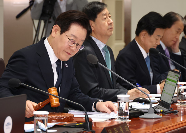 이재명 대통령이 4일 용산 대통령실에서 의사봉을 두드리며 국무회의 개회를 선언하고 있다. 연합뉴스