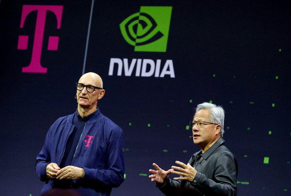 젠슨 황(왼쪽) NVIDIA CEO와 팀 회트게스 도이체텔레콤 CEO가 5일(한국시간) 독일 베를린에서 열린 기자 회견에서 산업용 AI 클라우드 프로젝트를 소개하고 있다. 로이터 연합뉴스