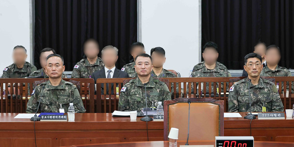 임종방 정보사령관 직무대리(왼쪽부터), 원천희 국방정보본부장, 박종선 777사령관이 5일 오전 국회에서 열린 정보위원회 2025년도 국방정보본부 등에 대한 국정감사에 출석해 대기하고 있다. 연합뉴스