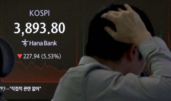 5일 서울 을지로 하나은행 본점 딜링룸 현황판에 코스피가 표시되고 있다. 연합뉴스