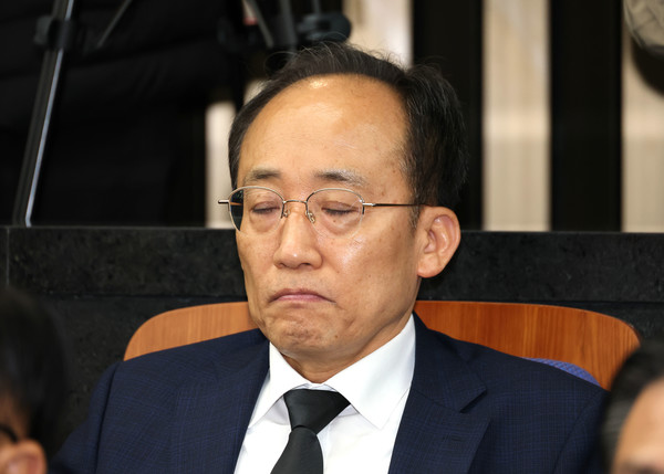 국민의힘 추경호 의원이 4일 서울 여의도 국회에서 열린 의원총회에 참석해 장동혁 대표의 발언을 듣고 있다. 연합뉴스