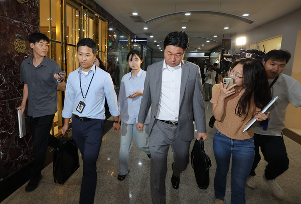 김건희 여사의 의혹들을 수사하는 민중기 특별검사팀 관계자들이 최근 서울 서초구 아크로비스타 내 김 여사의 코바나컨텐츠 사무실 압수수색을 마친 뒤 철수하고 있다. 연합뉴스