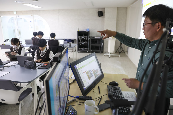 27일 서울 관악구 당곡고등학교에서 고교학점제 ‘스마트콘텐츠 실무 수업’이 진행되고 있다. 연합뉴스