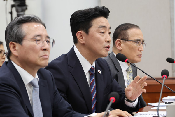 강훈식 대통령 비서실장이 6일 서울 여의도 국회에서 열린 운영위원회의 대통령비서실과 국가안보실, 대통령경호처 등에 대한 국정감사에서 위원 질의에 답하고 있다.