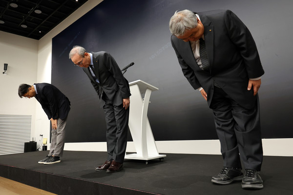 KT 김영섭 사장을 비롯한 임직원들이 11일 서울 종로구 KT 광화문빌딩 웨스트 사옥에서 최근 발생한 소액결제 피해와 관련해 고개 숙여 사과하고 있다. 왼쪽부터 서창석 KT 네트워크 부문장 부사장, 김 사장, 이현석 커스터머 부문장 부사장. 연합뉴스